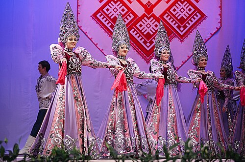 ロシアの舞台民族舞踊を特集した最大のショーの一つはモスクワのグジェリである。